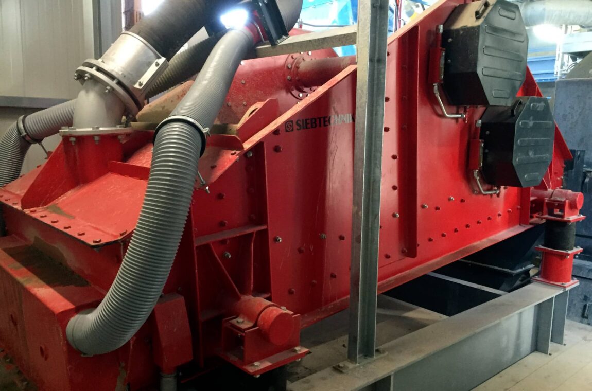 DWS vacuum dewatering screening machine - on site